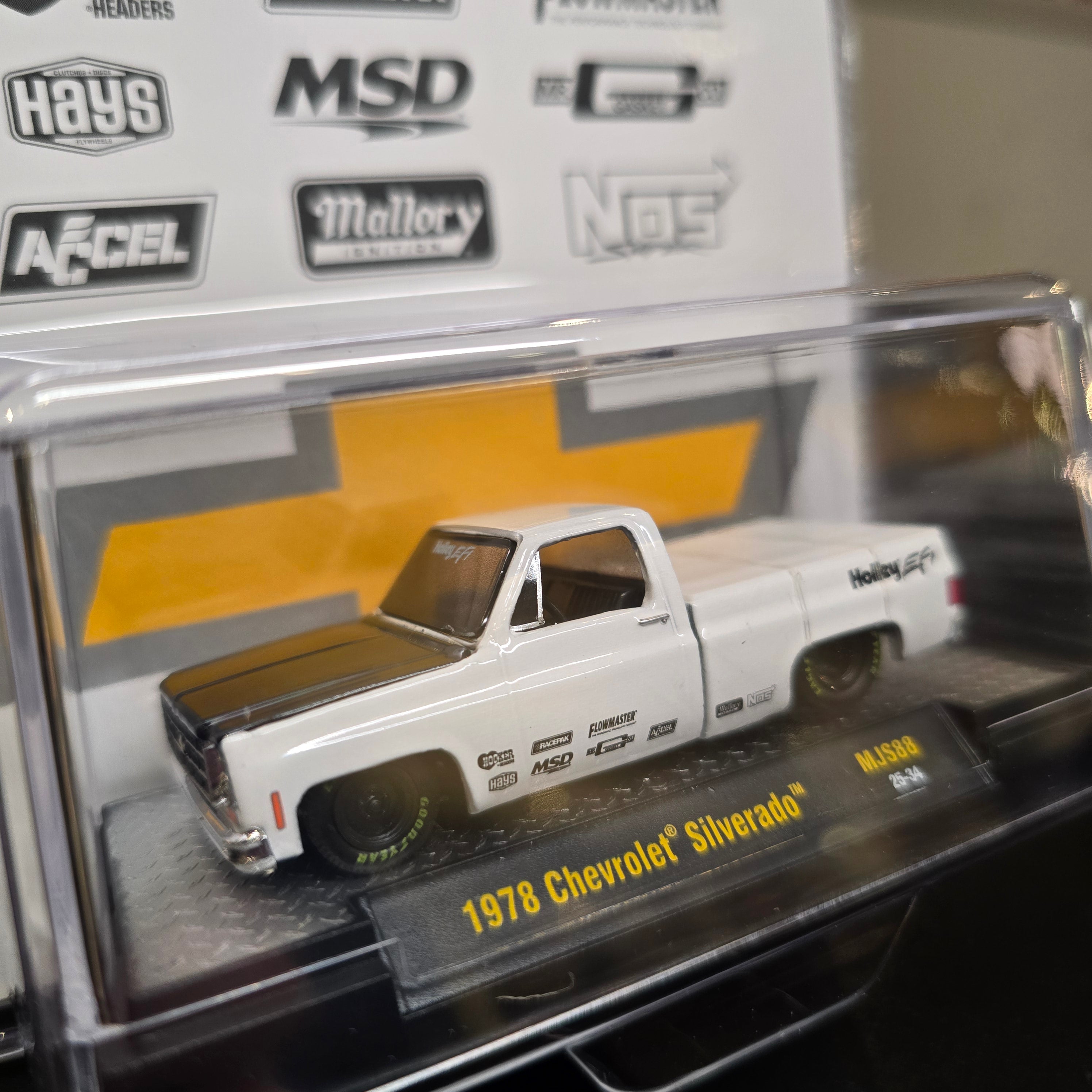 M2 Machines 1:64 1978 Chevrolet Silverado Holley Custom – White – MiJo Exclusives Limited Edition