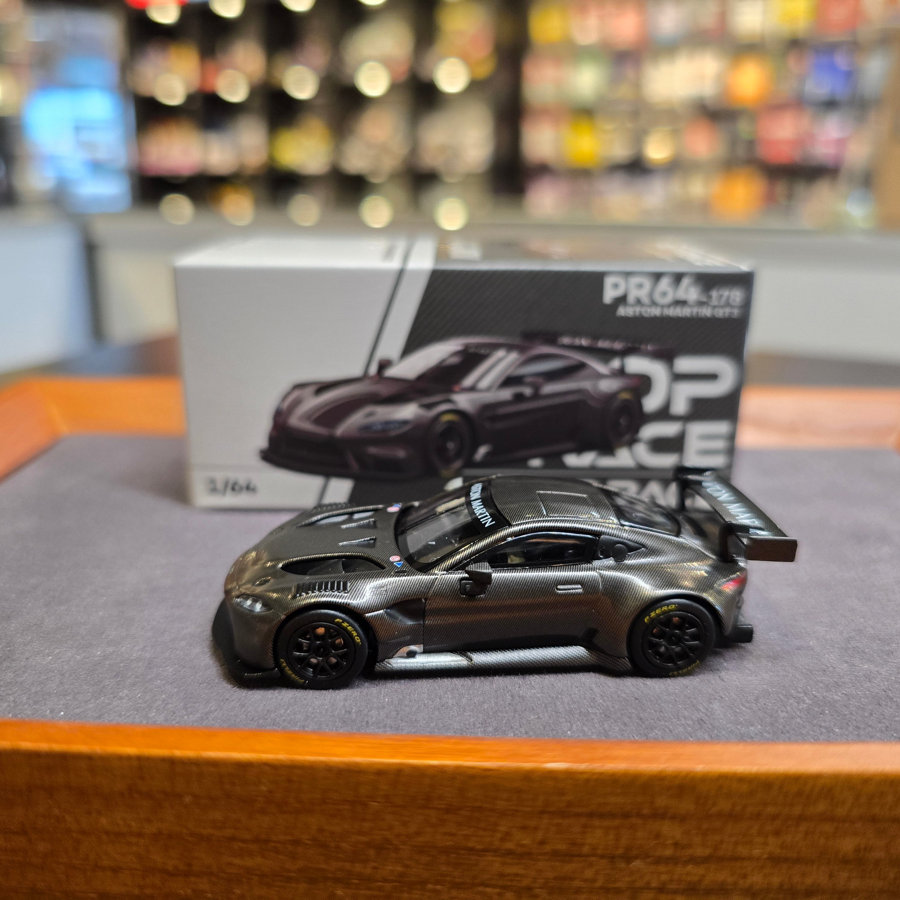 POP RACE 1/64 ASTON MARTIN VANTAGE GT3 - CARBON EDITION PR640178