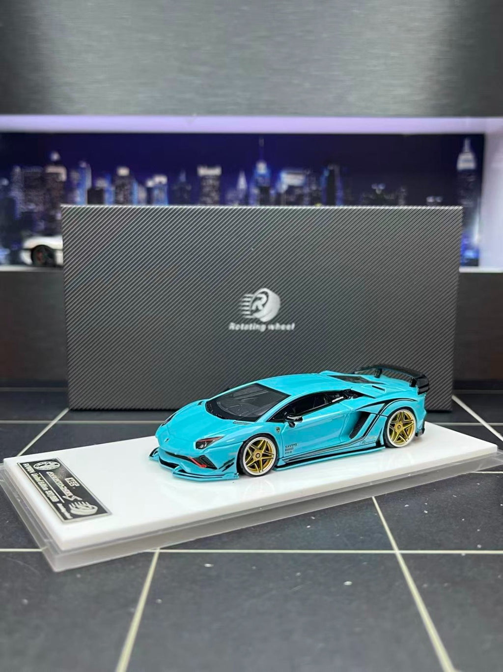 Rotating Wheel (RW) 1/64 Die-cast Model: Rowen Aventador S