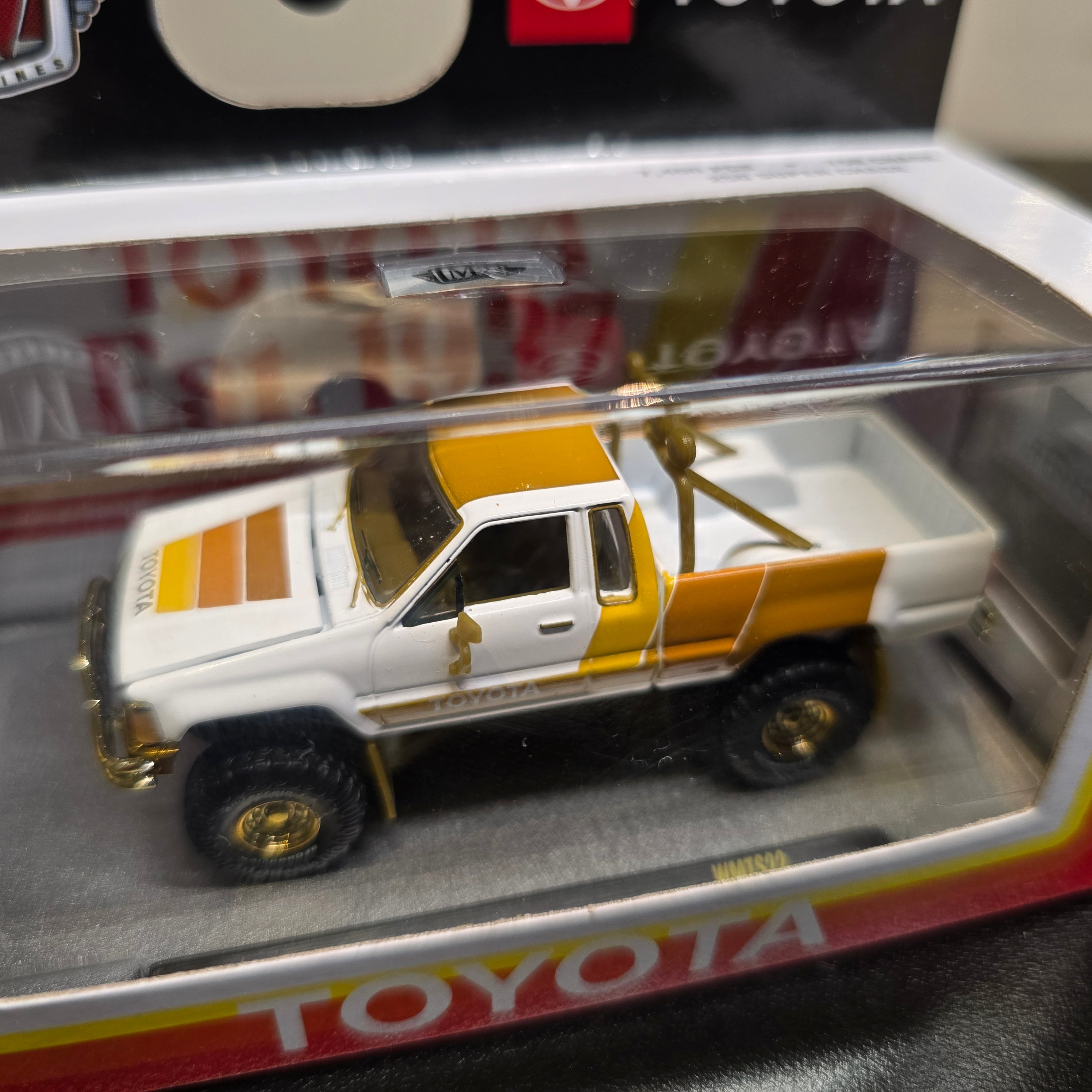 M2 Machines 1985 Toyota Truck Chase WMTS22