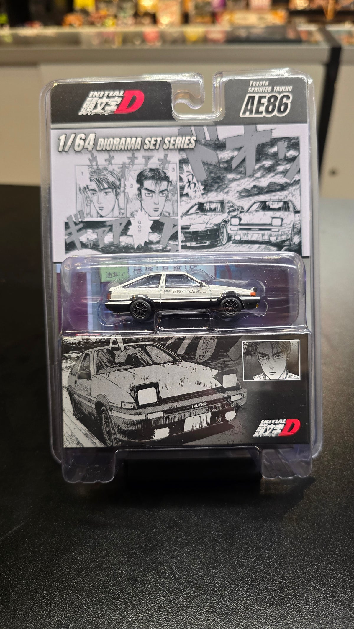 HOBBY JAPAN JDM64 1/64 Toyota SPRINTER TRUENO (AE86)/ INITIAL D Takumi Fujiwara VS Takeshi Nakazato (Includes 2 random cards) HJDMD001C