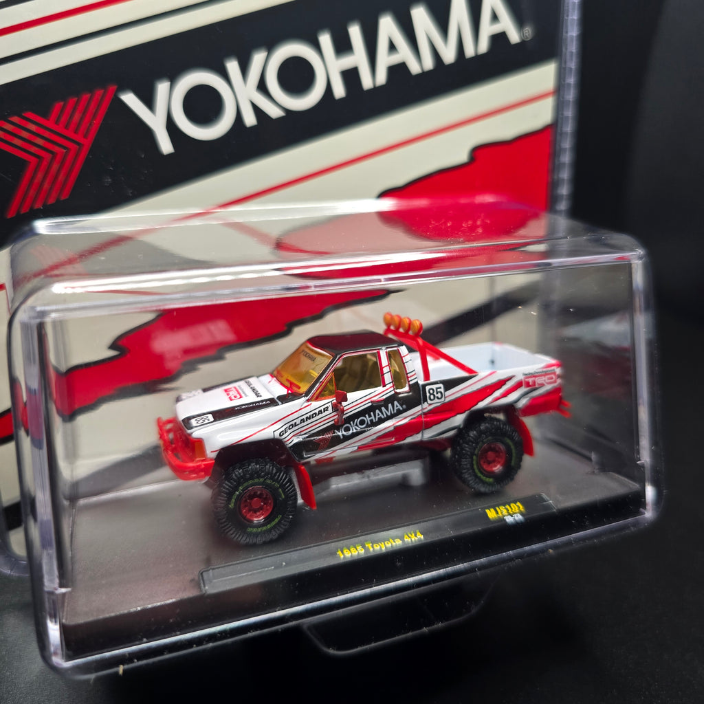 *CHASE* M2 Machines 1:64 1985 Toyota 4×4 Off-Road Pickup Yokohama Geolandar – White