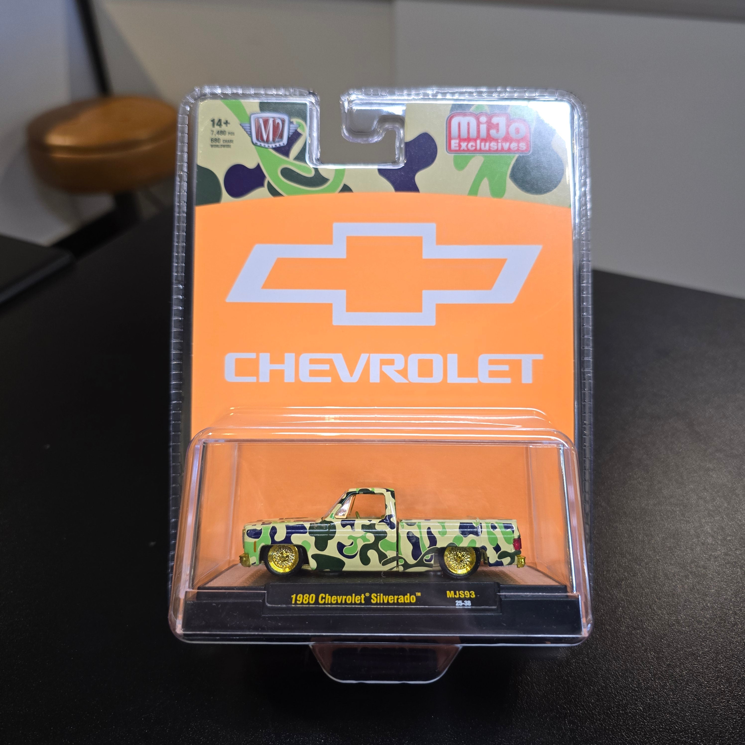 CHASE M2 Machines 1:64 1980 Chevrolet Silverado Custom – Camouflage – MiJo Exclusives Limited Edition