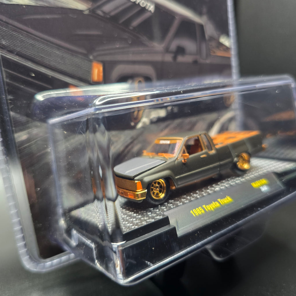 *Chase* M2 Machines 1:64 1985 Toyota Pickup Truck Slammed Custom – Matte Grey w/ Carbon Hood