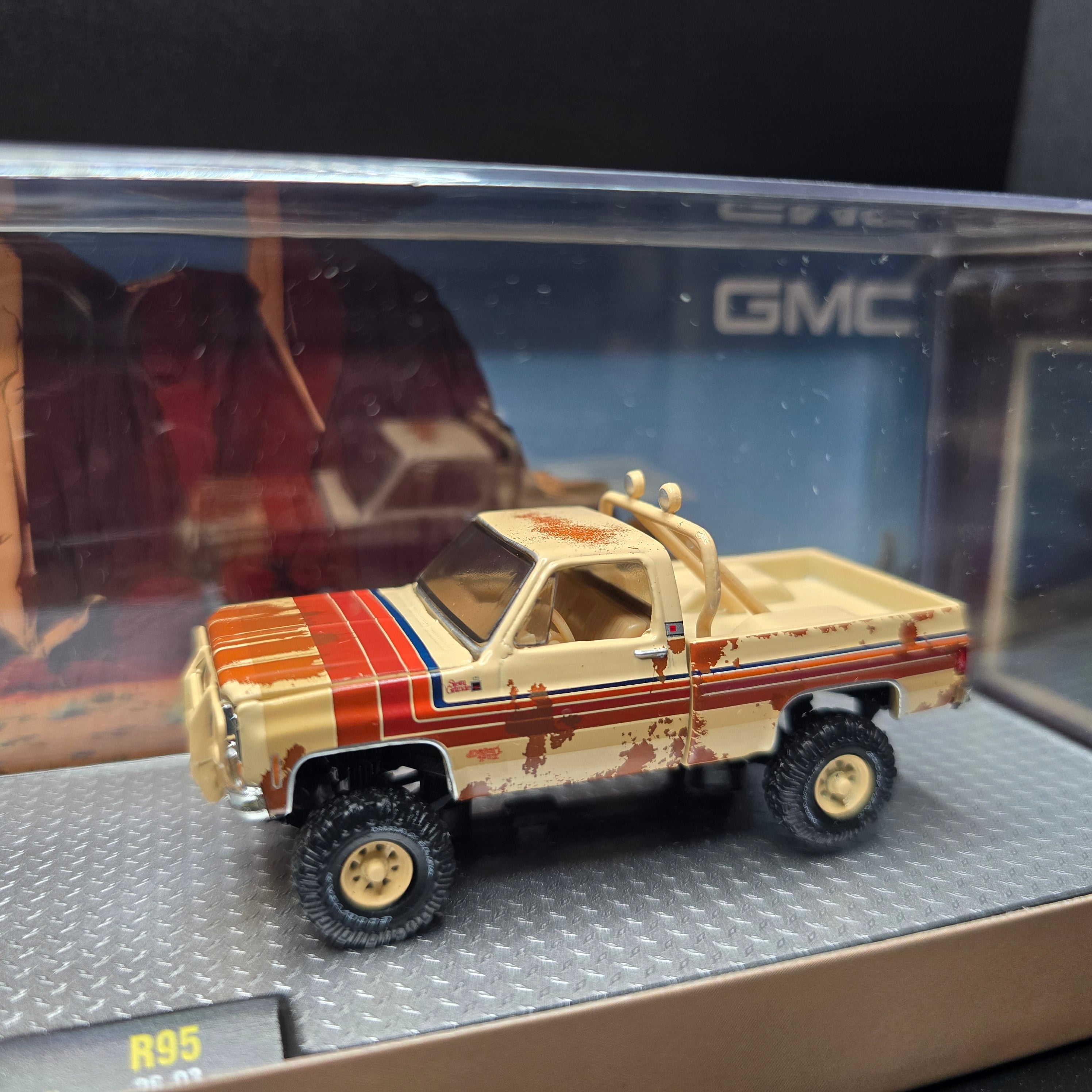 M2 Machines Hauler 1977 GMC Sierra Classic 3500 4X4 & 1977 GMC Sierra Grande 15 “Desert Fox”