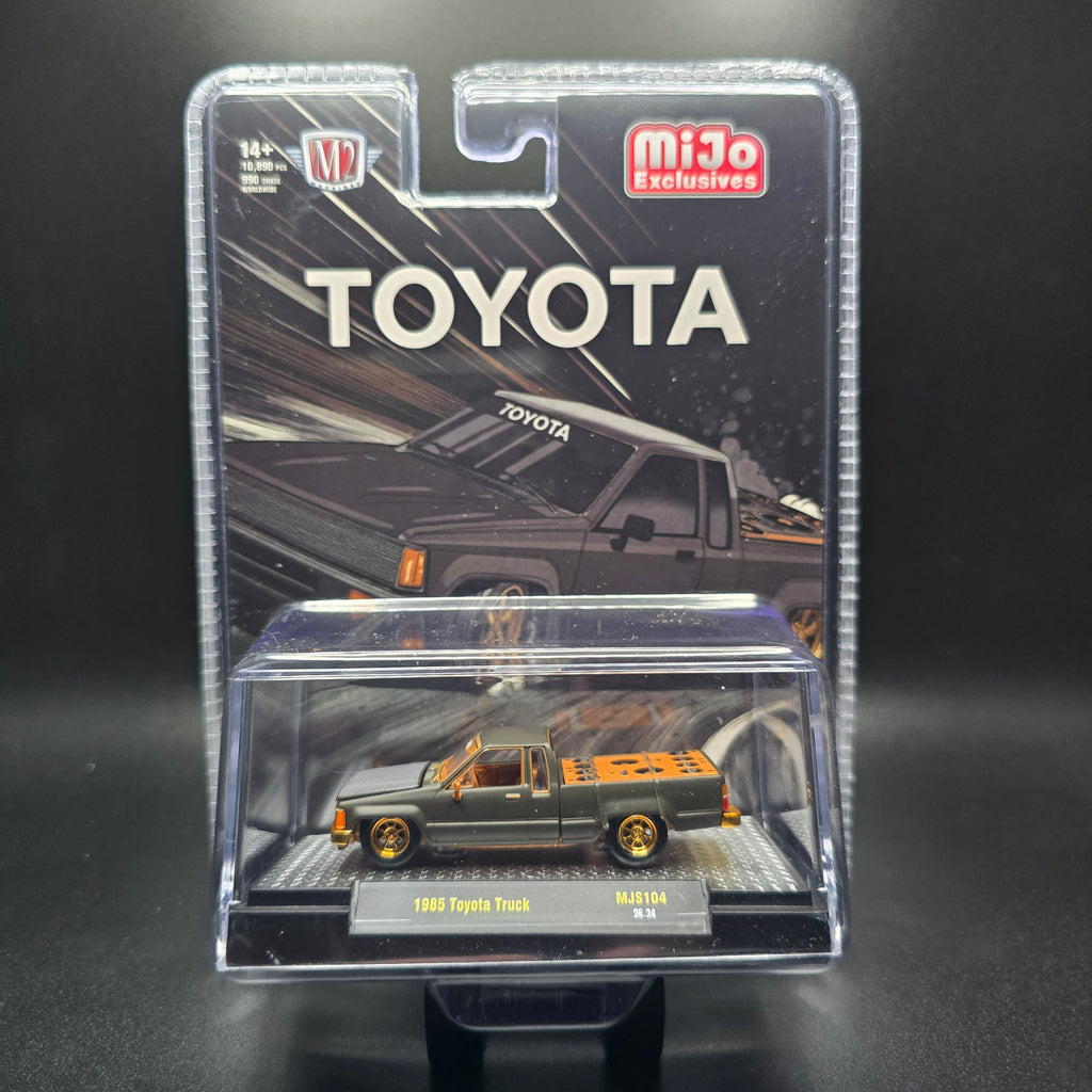 *Chase* M2 Machines 1:64 1985 Toyota Pickup Truck Slammed Custom – Matte Grey w/ Carbon Hood