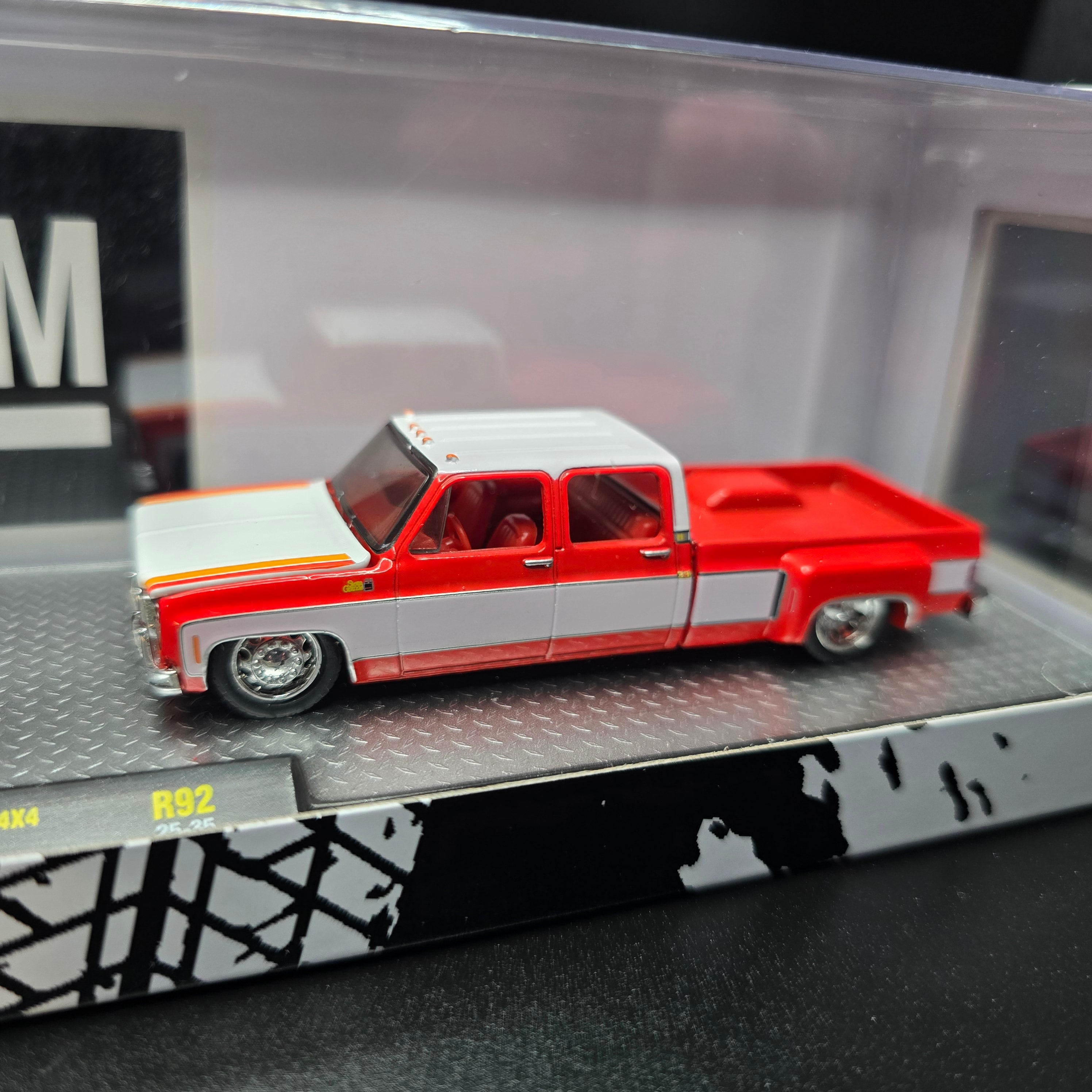 M2 Machines 1975 Chevrolet Silverado 30 4X4 and Sierra 3500 R92