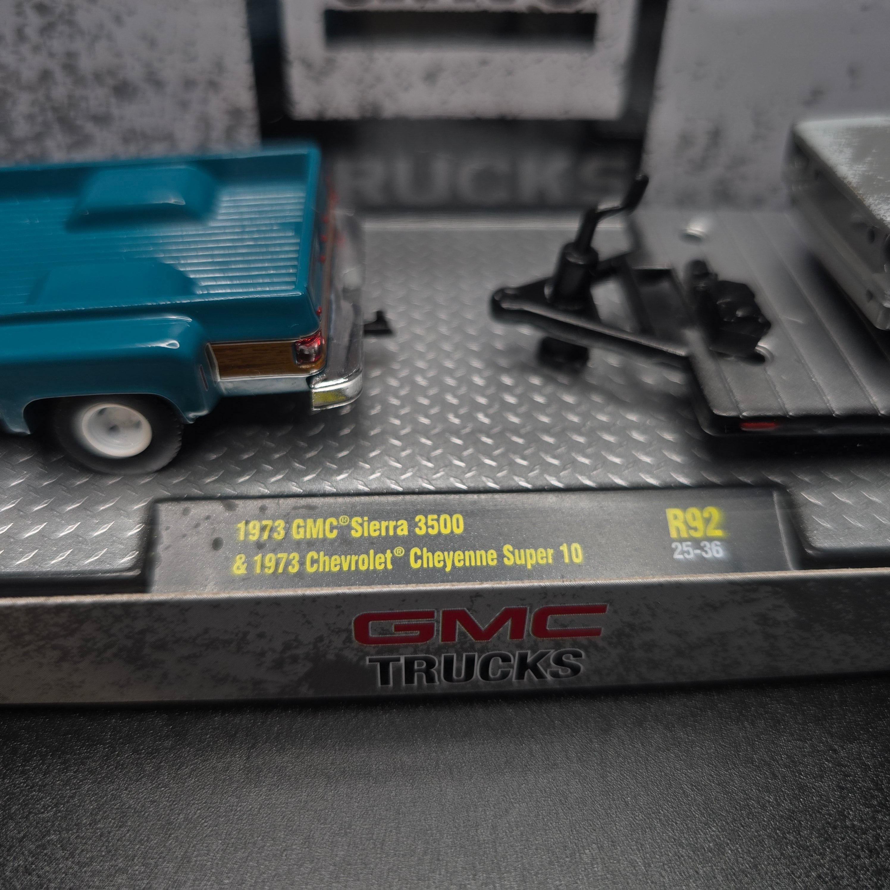 M2 Machines 1973 GMC Sierra 3500 & Chevrolet Cheyenne Super 10