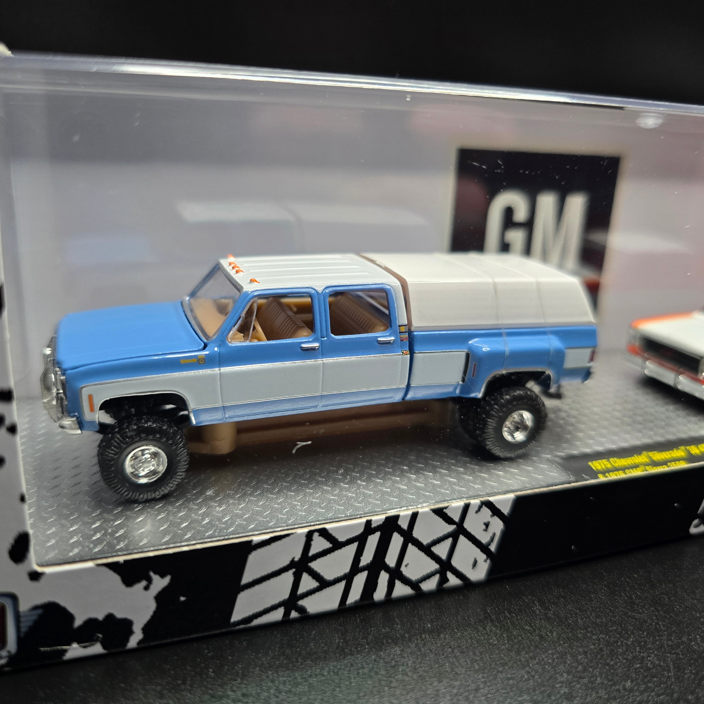 M2 Machines 1975 Chevrolet Silverado 30 4X4 and Sierra 3500 R92