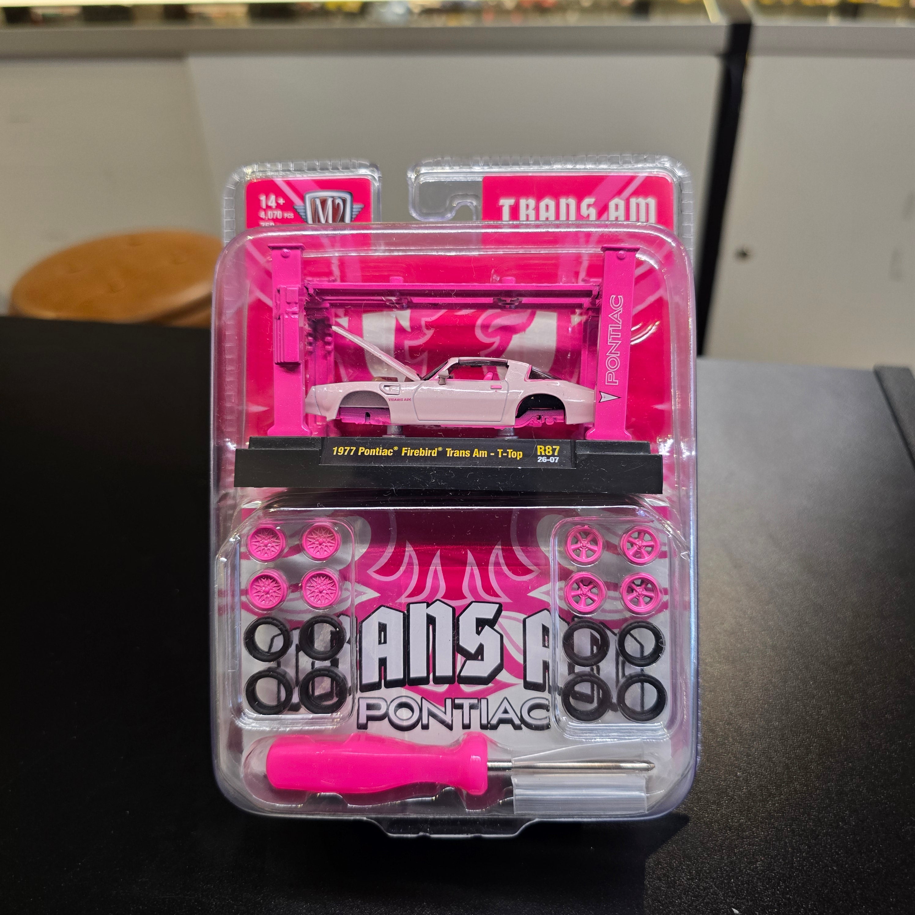 M2 Machines, 1977 Pontiac Firebird Trans Am -T-Top R87 (1/750) Pink Chase